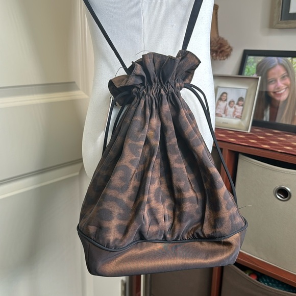 Mycra Pac Leopard Print Bucket Drawstring Handbag - Picture 3 of 16